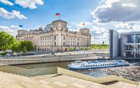 Ausflugsboot vor dem Deutschen Reichstagsgebäude