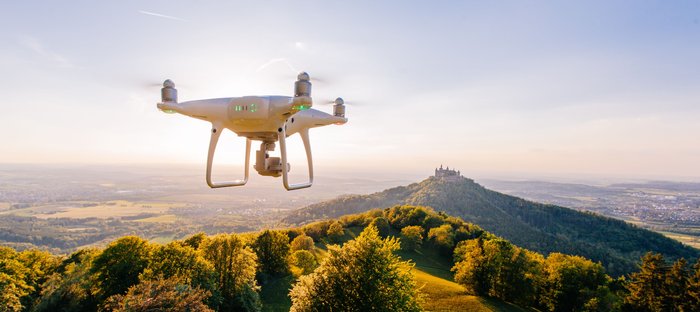 Drohne fliegt über Schwäbische Alb